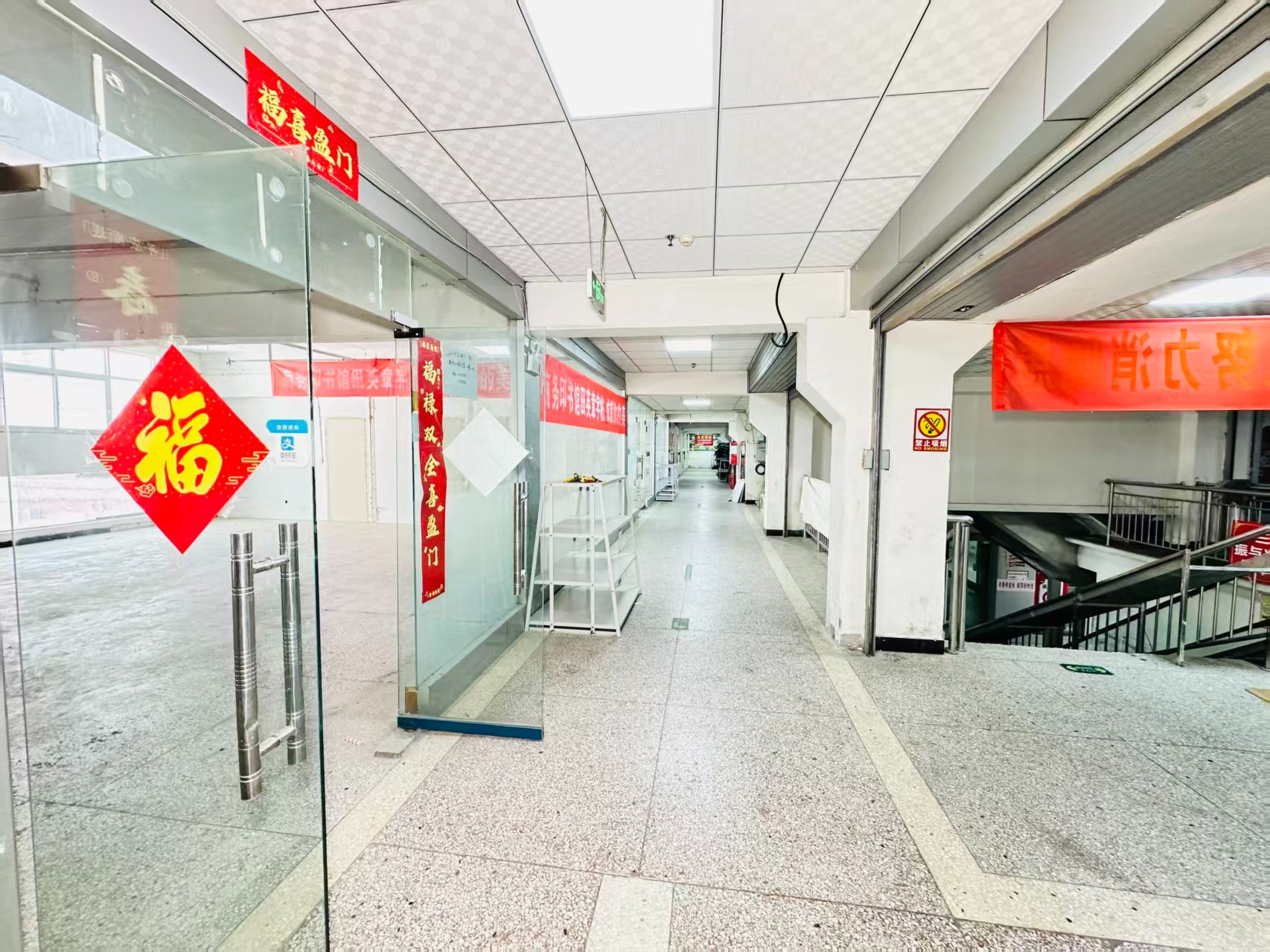中梁百悦国际广场灵活办公空间，满足企业不同发展阶段需求 ✨ 商业配套完善，助力企业快速成长 ✨ AI产业资源链接，共建创新生态 ✨ 办公、展示、运营一体化空间  现在入驻，抢占AI产业发展新赛道！