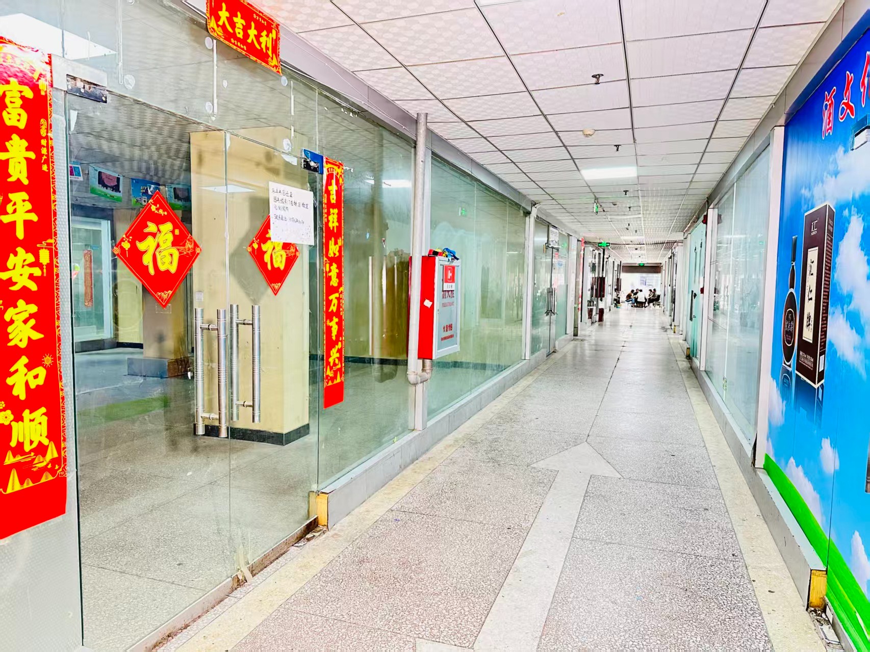 中梁百悦国际广场园区位于洛阳市老城区春都路商贸核心区域，周边商业氛围成熟，交通便利，配套完善。依托传统副食品商贸资源，园区具备良好的经营基础和人气优势，是企业办公、商品展示、批发零售及创业发展的理想选择。