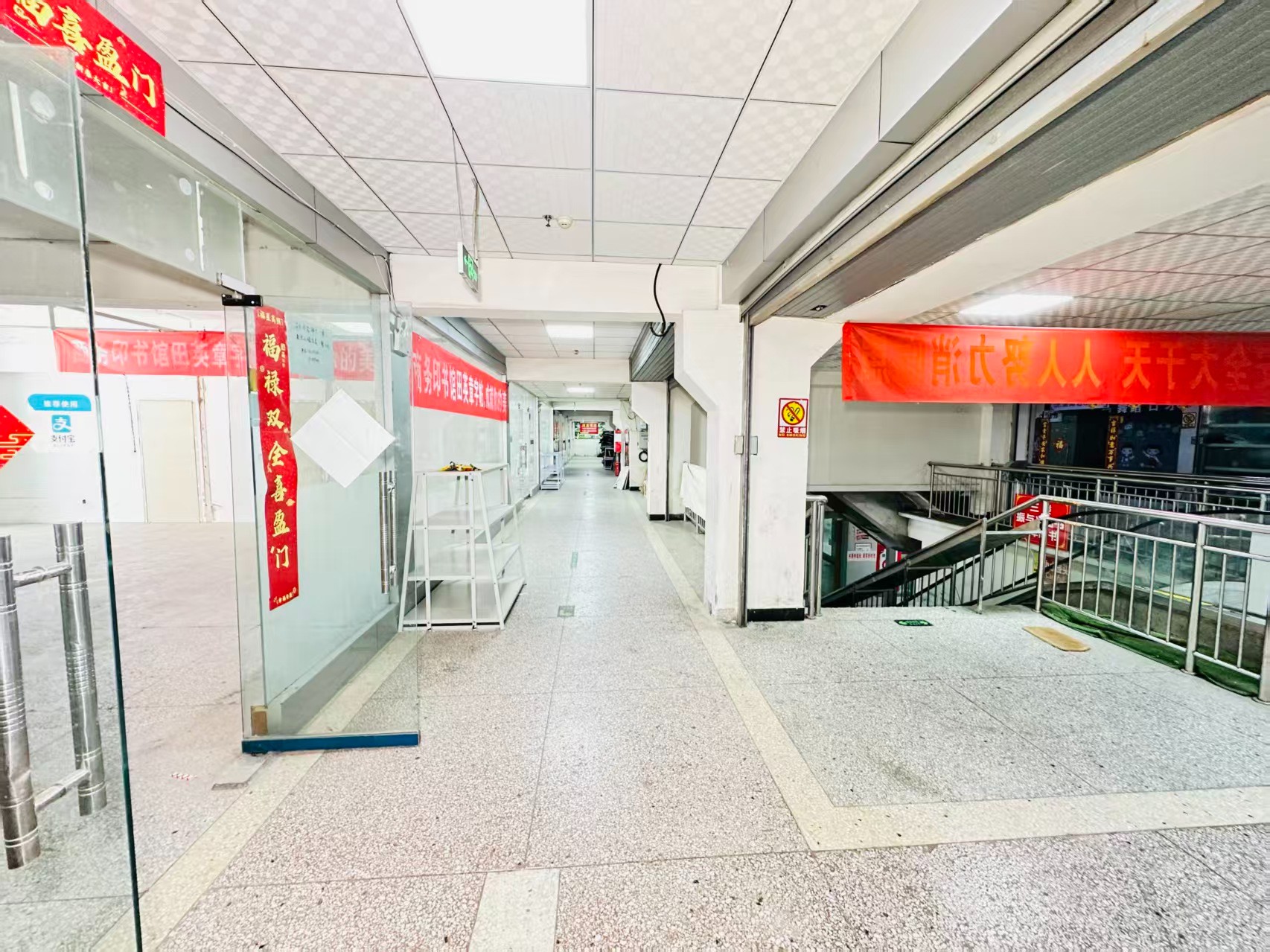 中梁百悦国际广场引入人工智能技术应用场景，推动AI与商业、零售、电商、企业服务等领域融合发展。
